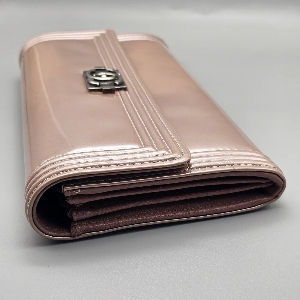 🩷CHANEL Rose Gold Quilted Patent Leather Wallet/Clutch🩷 - Picture 15 of 17